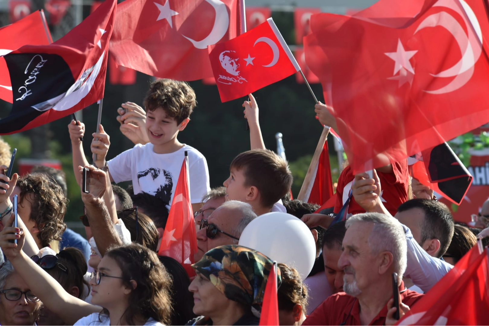 İzmir Valiliği'nden dolu dolu Cumhuriyet kutlamaları