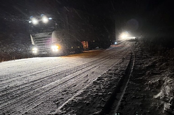 Kar ve buzlanma nedeniyle tırlar yolda kaldı