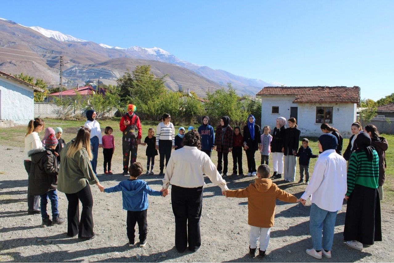 Erzincan'da üniversite öğrencileri çocukları sevindirdi  