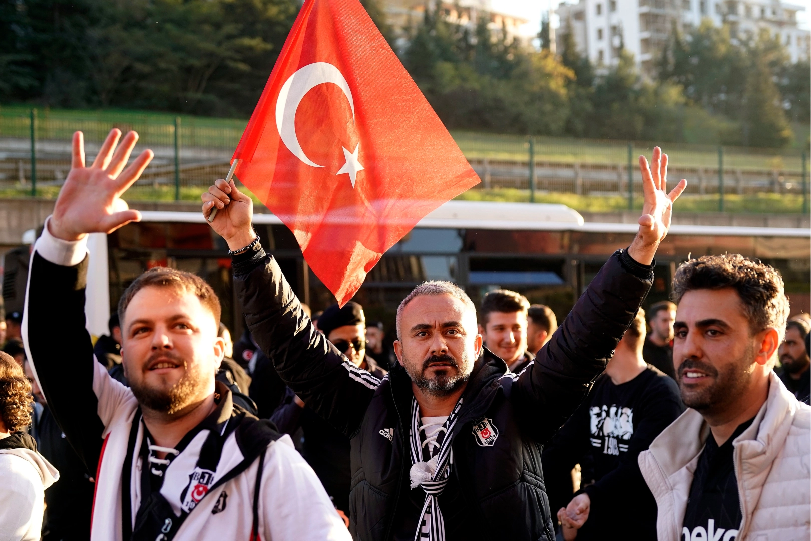 Beşiktaş taraftarı stadyuma geldi