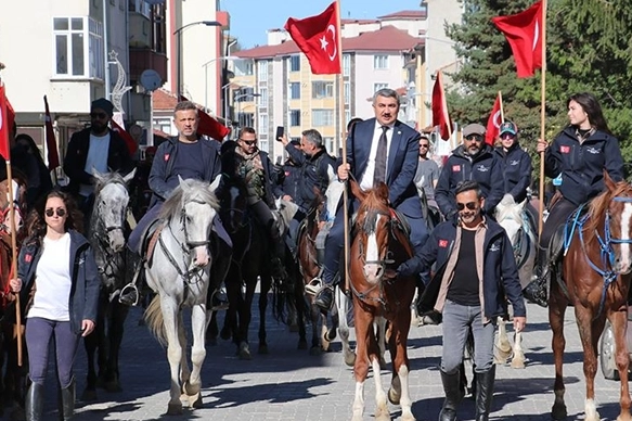 İstiklal Yolu'nu at sırtında geçtiler