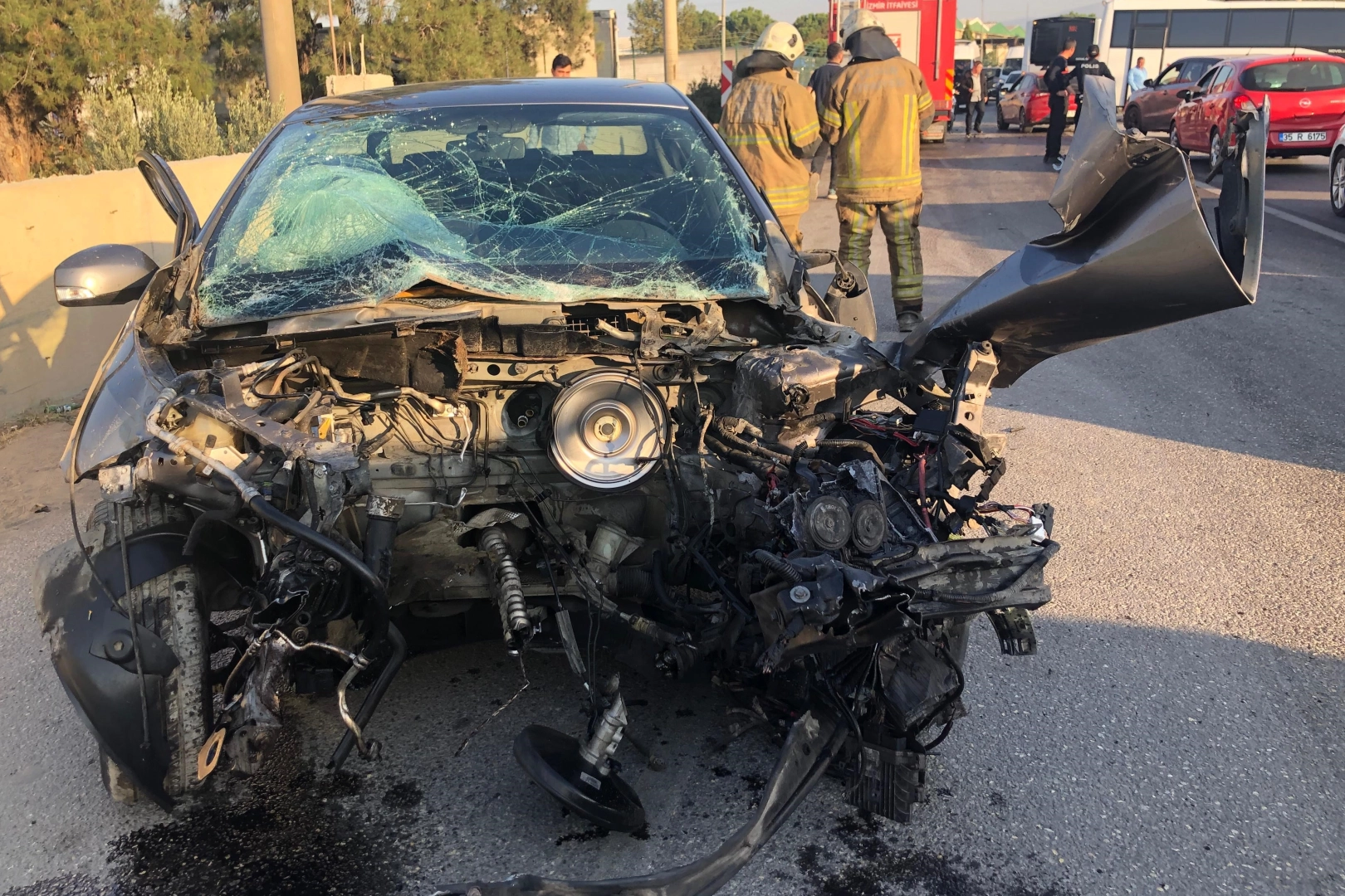 İzmir'de feci kaza: Servis minibüsüyle otomobil kafa kafaya çarpıştı!