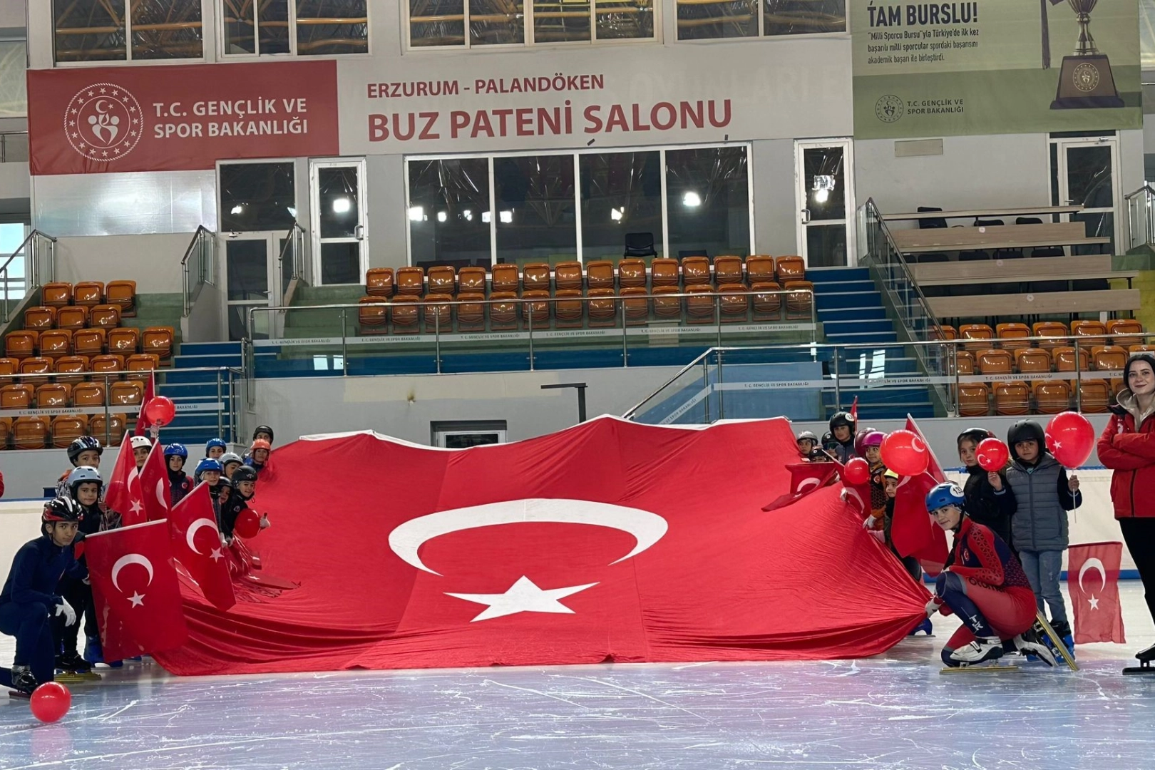 29 Ekim Cumhuriyet Bayramı coşkusunu buzda kutladılar