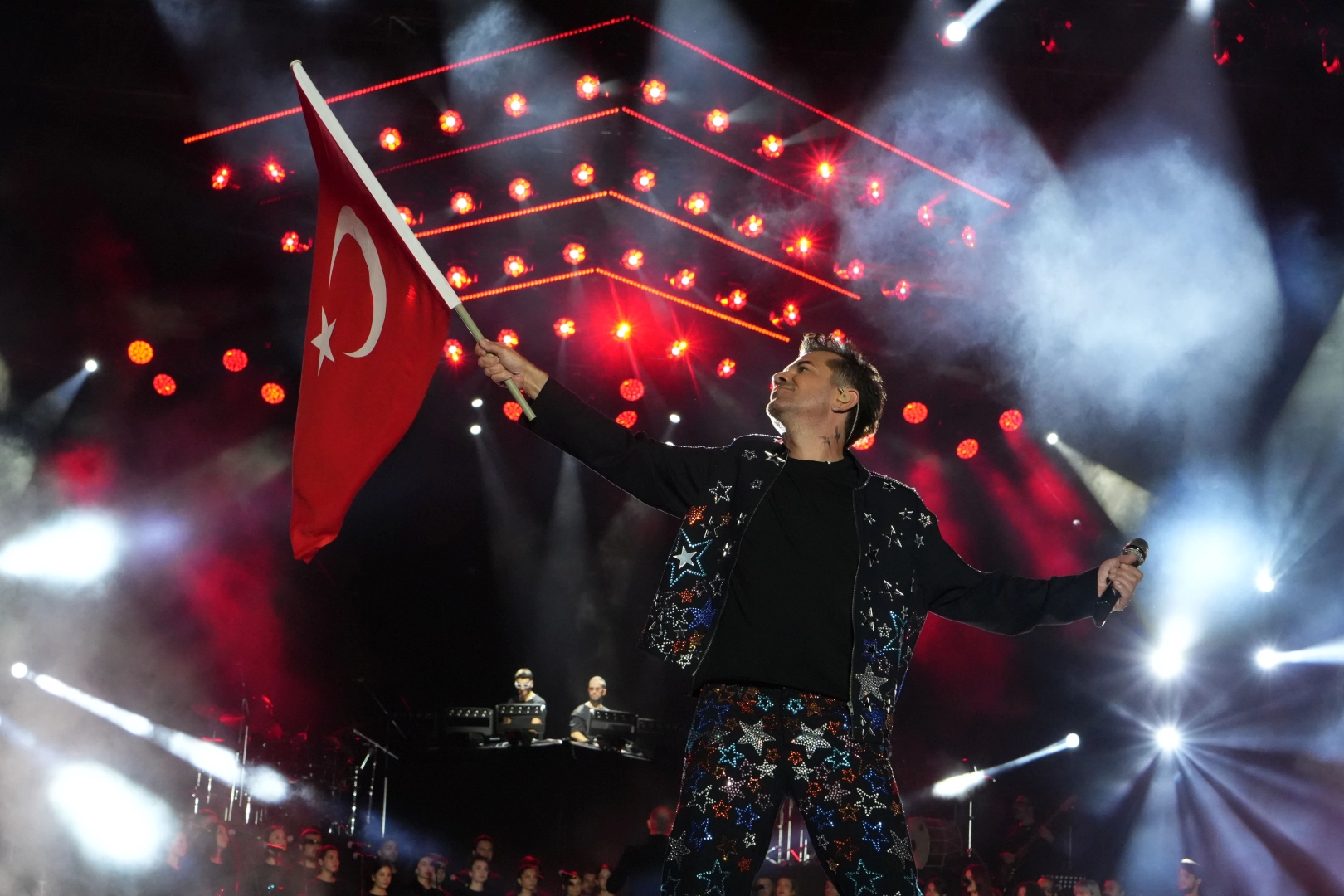 Antalya'da Kenan Doğulu rüzgarı esti haberinin görseli