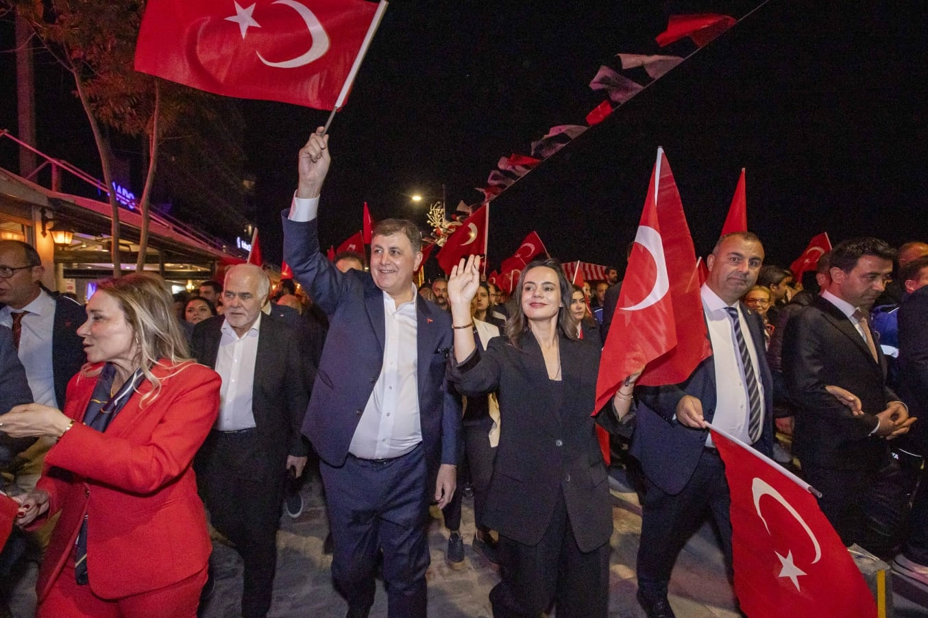 Cemil Tugay fener alayına katıldı haberinin görseli