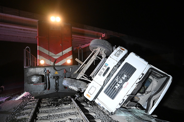 Facianın eşiğinden dönüldü: Yolcu treni kamyona çarptı! haberinin görseli