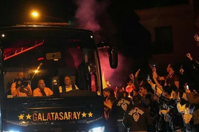 Galatasaray kafilesi Florya'da coşkuyla karşılandı