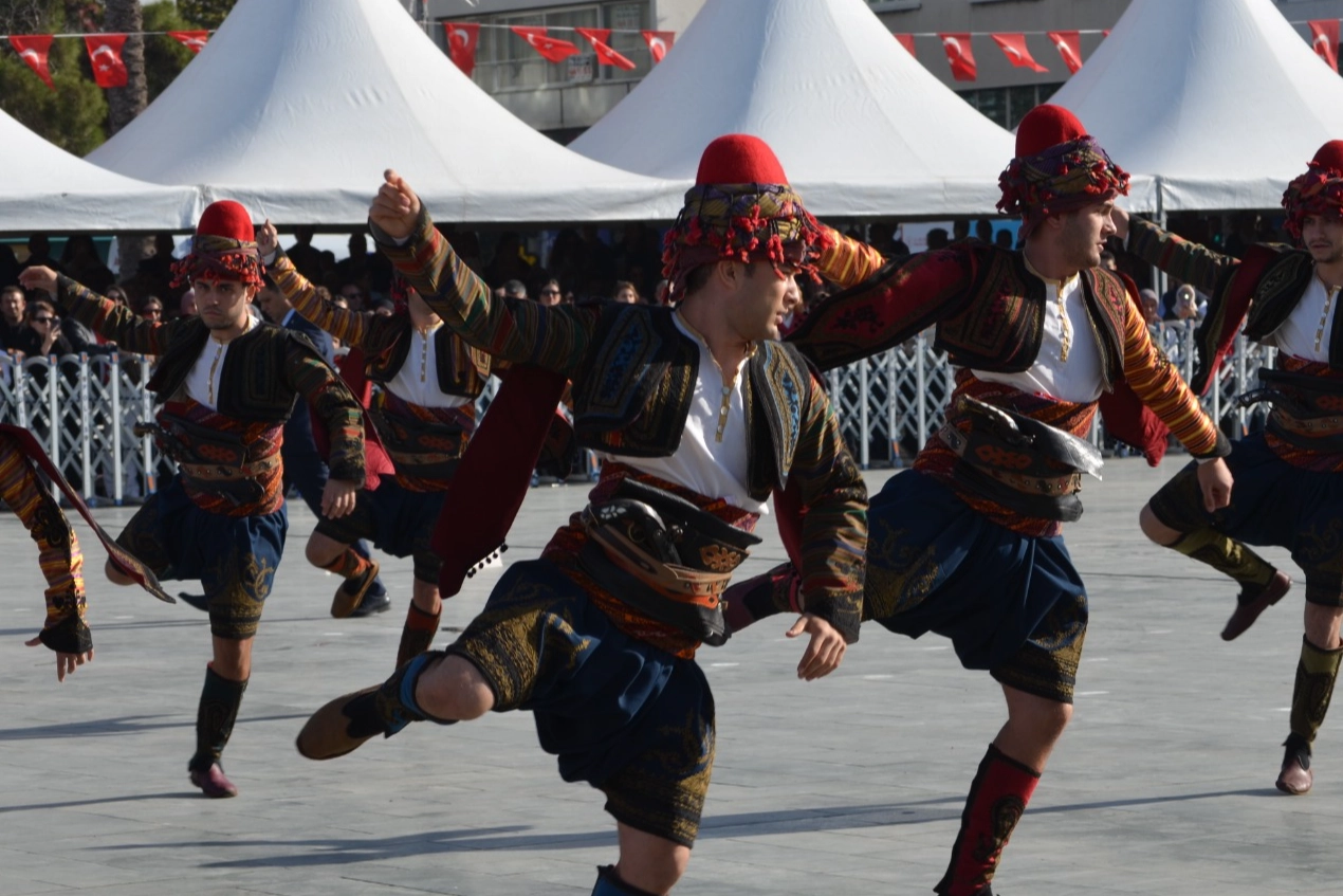 İzmir'de Cumhuriyet'in 101. yılı coşkuyla kutlanıyor haberinin görseli