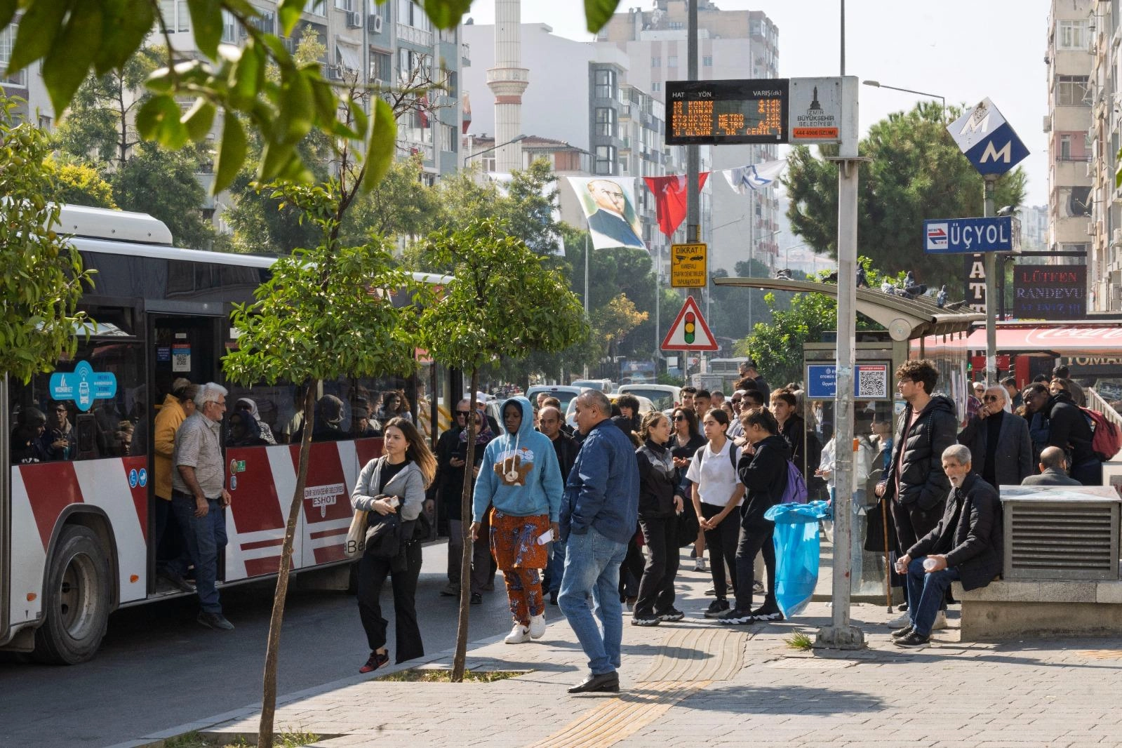 İzmir ulaşımında devrim: Kendi yazılımıyla akıllı duraklar artık hizmette!