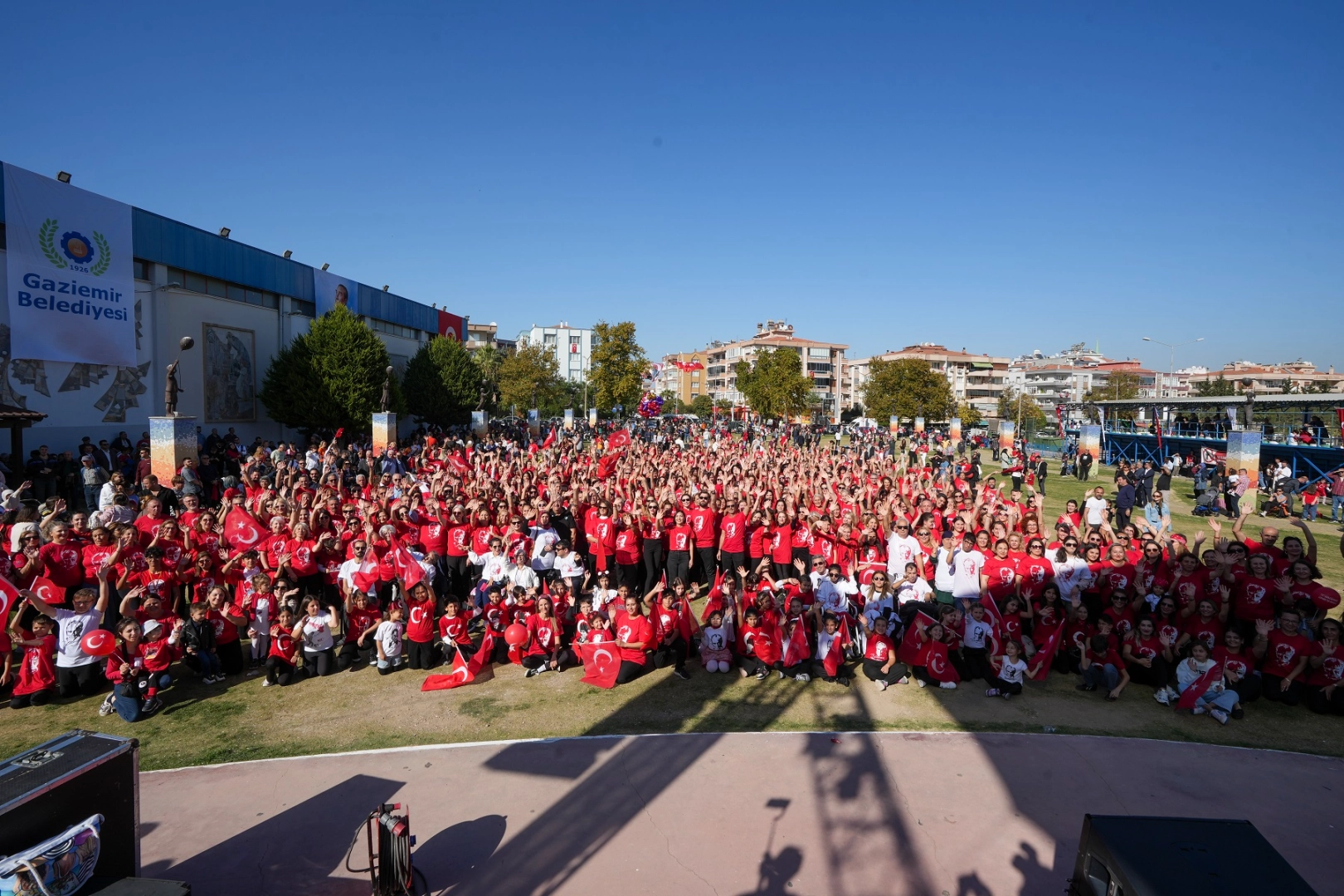 Gaziemir’de cumhuriyet coşkusu: 750 kişi harmandalı oynadı