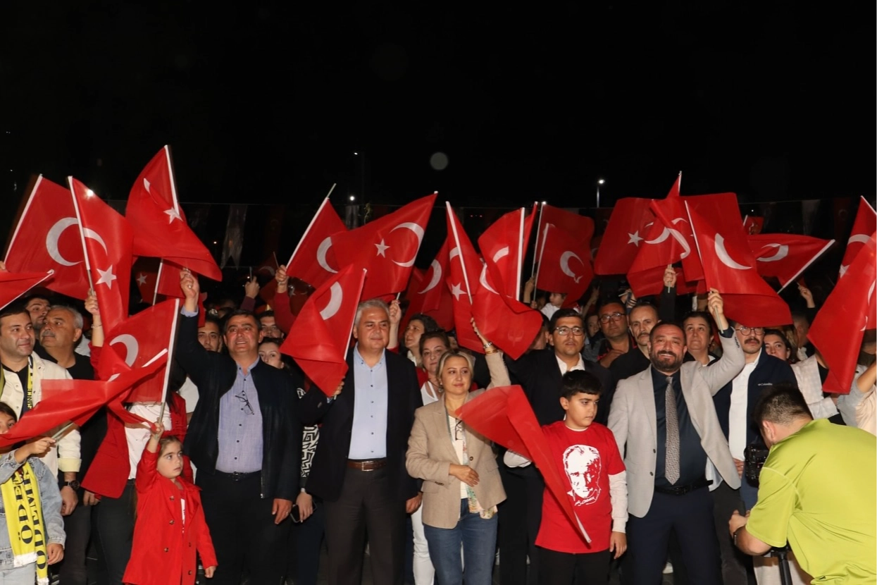 Ödemiş’te cumhuriyet coşkusu: Caddelerde ‘Yaşasın Cumhuriyet’ sesleri yankılandı