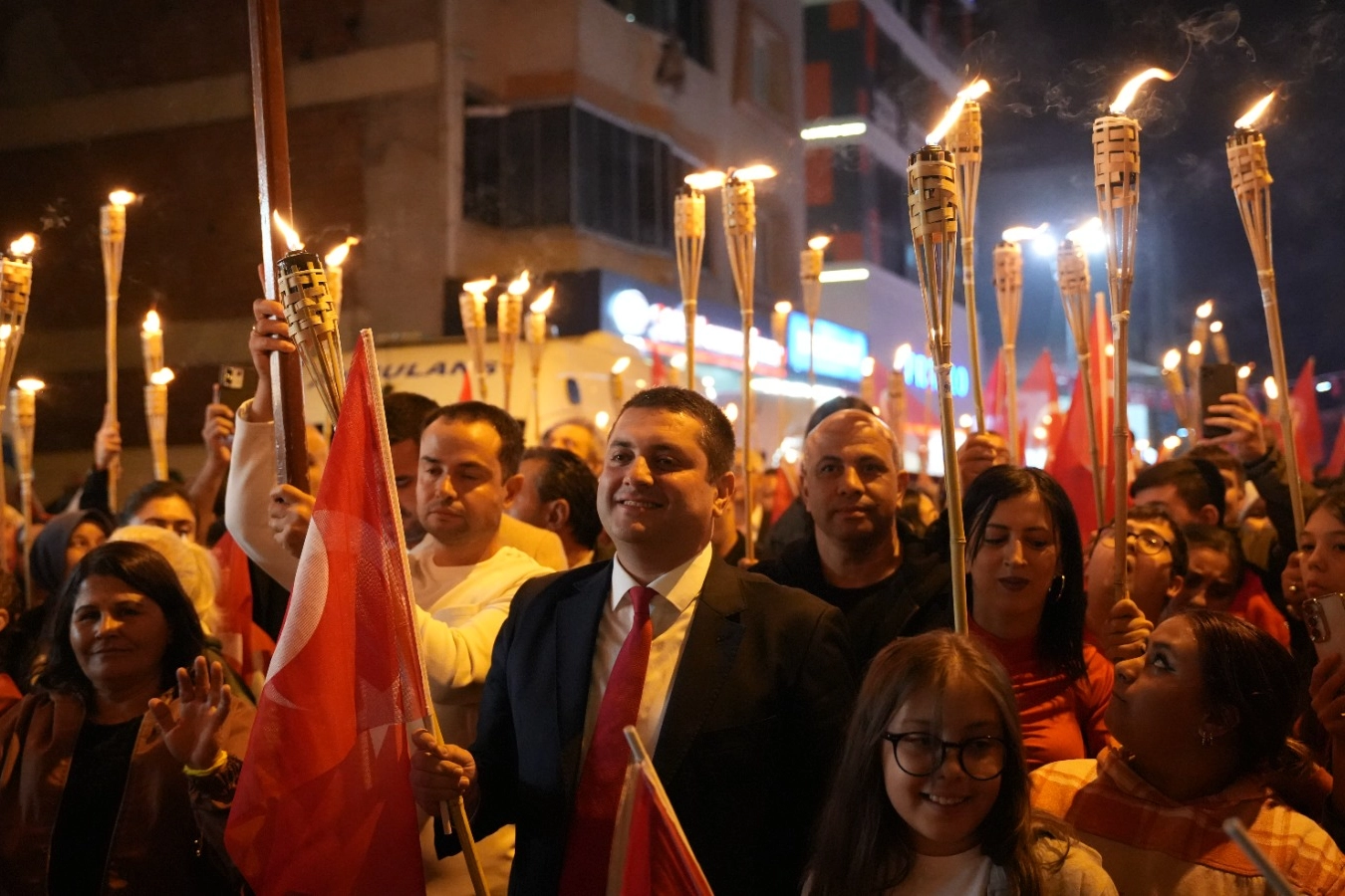 Torbalı’da Cumhuriyetin Bayramı coşkusu: Önce fener alayı sonra Ersay Üner konseri