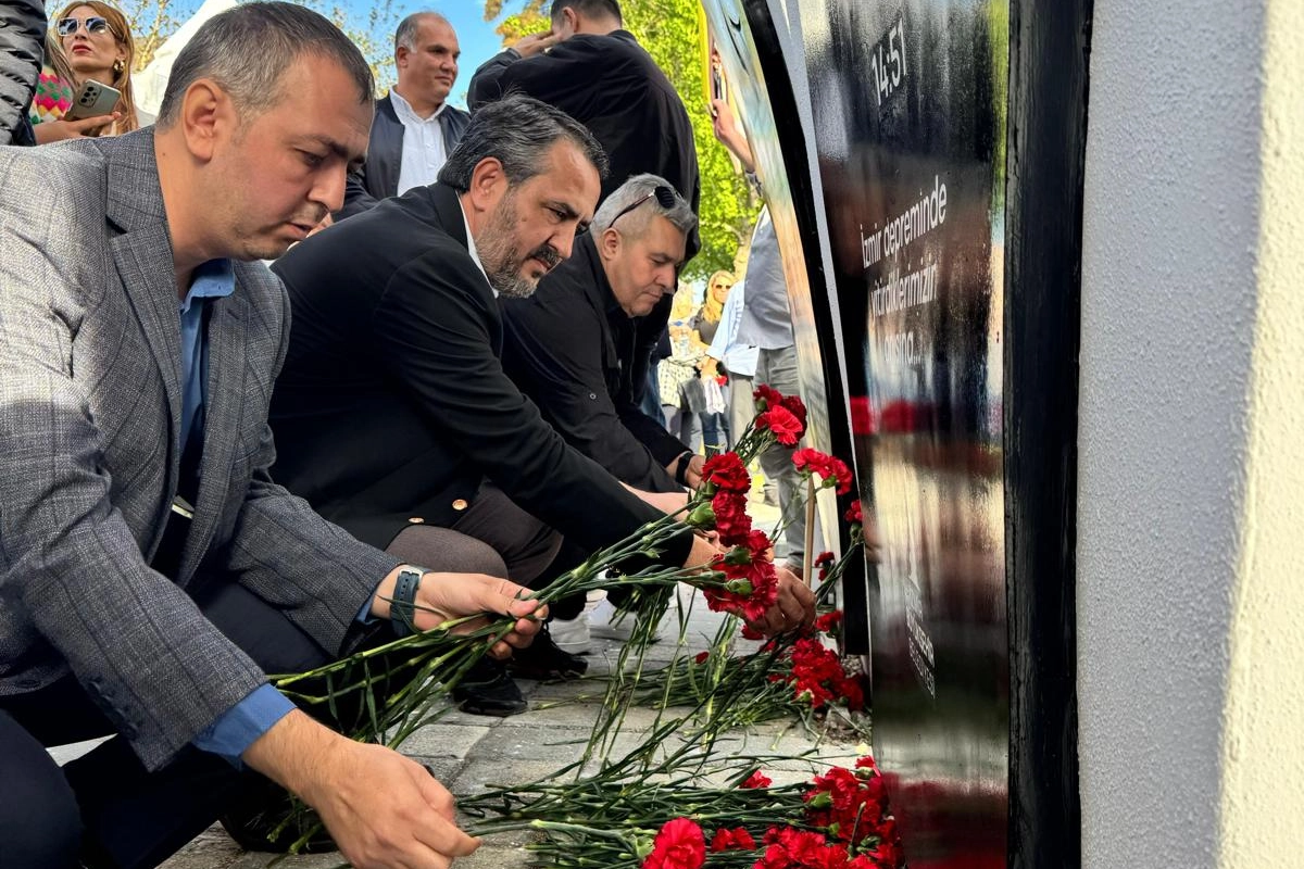 İzmir depreminde hayatını kaybedenler dualarla anıldı