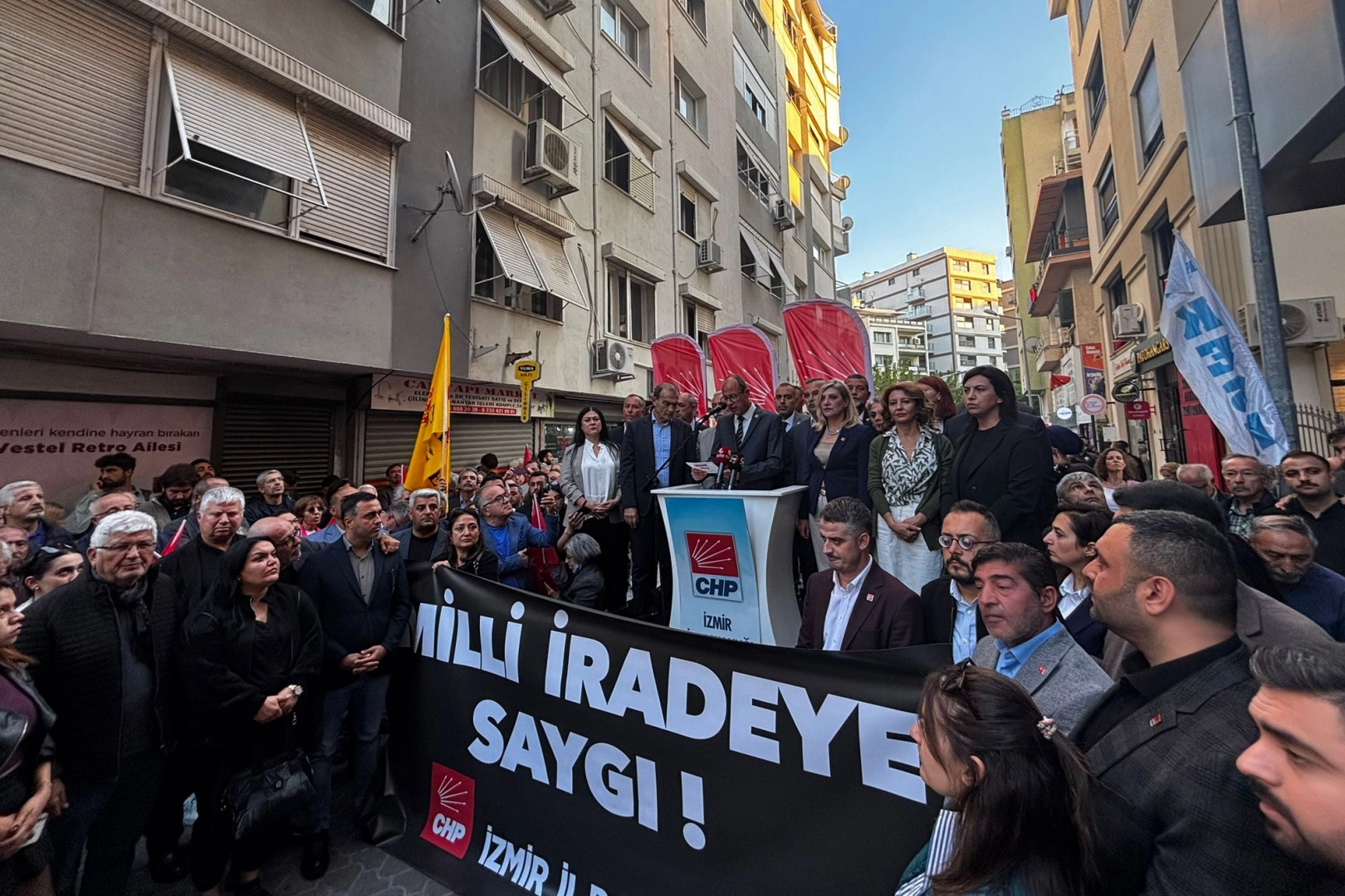 CHP İzmir İl Başkanlığı Özer için toplandı: Siyasi iktidarın hukuksuzlukları ile mücadele edeceğiz