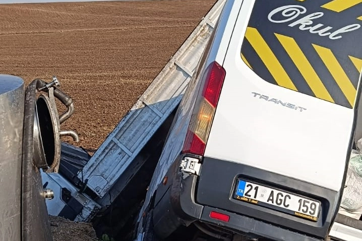 Öğretmen servisi kamyonetin altında kaldı