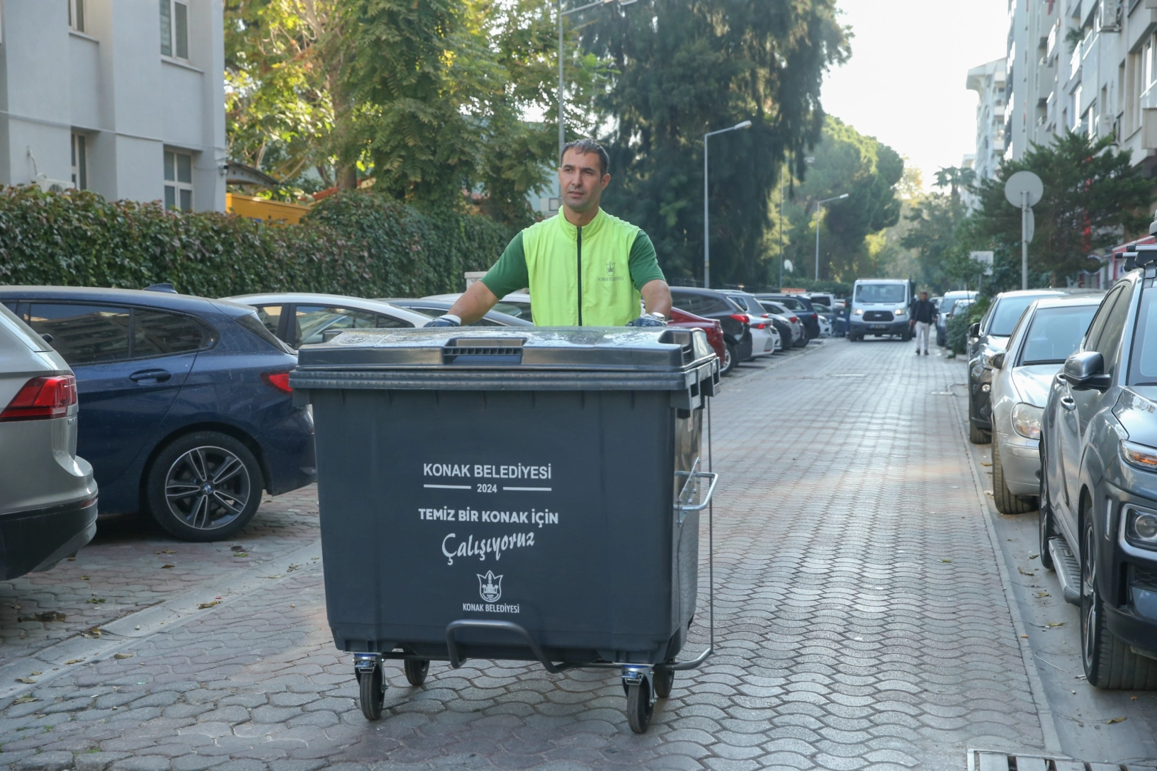 Daha temiz bir Konak için: 380 yeni çöp konteyneri yerleştirildi