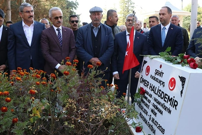 Bakan Uraloğlu, şehit Ömer Halisdemir'in kabrini ziyaret etti