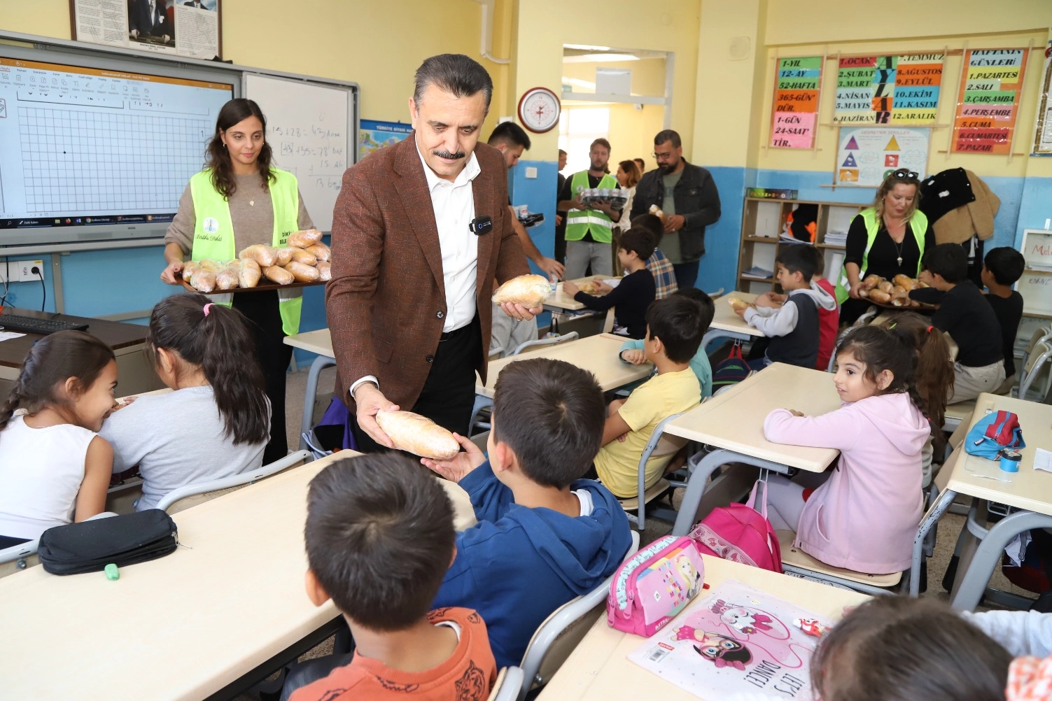 Dikili Belediyesi’nden öğrencilere beslenme desteği