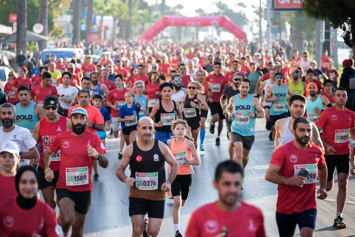 İzmir’de Ata’dan Ana’ya saygı koşusu