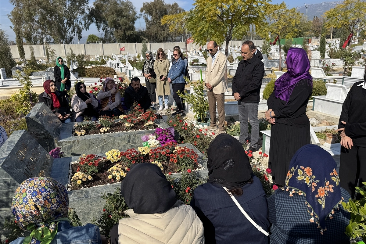 İzmir depreminde hayatını kaybeden ikizler, mezarları başında anıldı