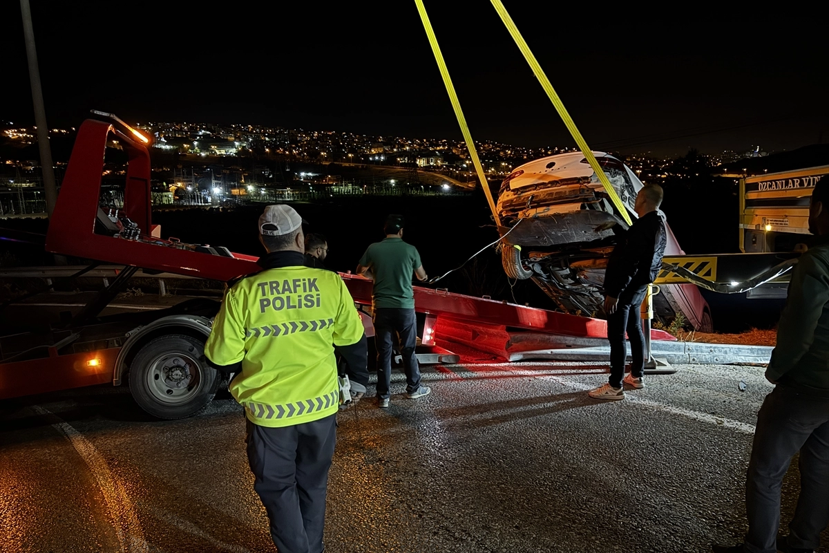 İzmir haber: Gaziemir’de otomobil uçuruma düştü! Yaralı sürücü hastaneye kaldırıldı