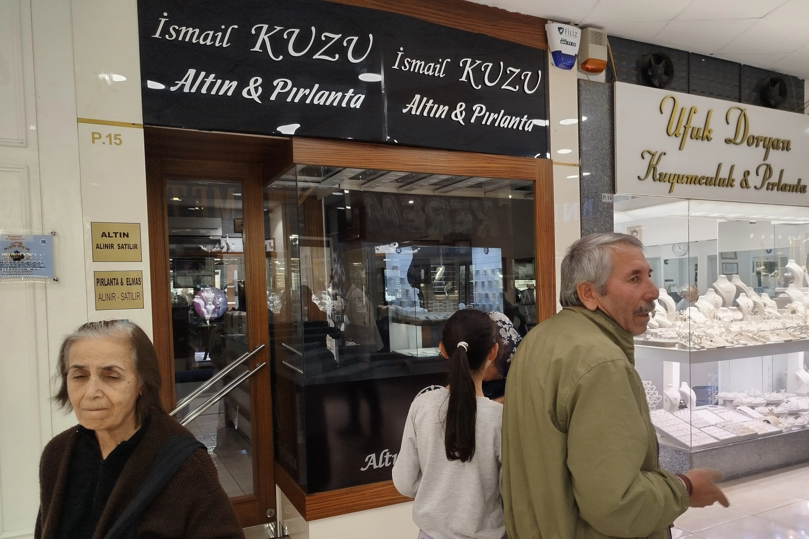 İzmir’de 22 milyon liralık vurgun yapan kuyumcu kardeşler yakalandı haberinin görseli