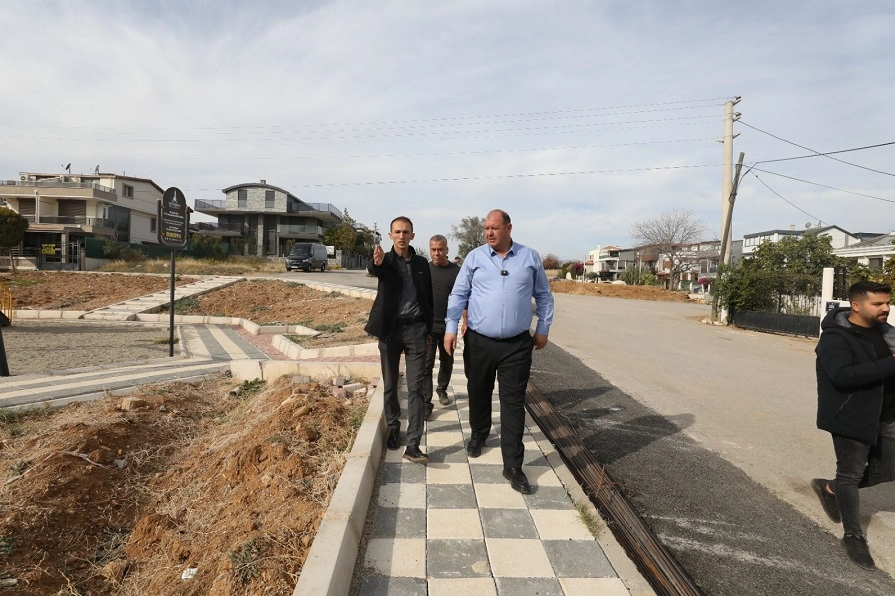 Menderes Belediye Başkanı Çiçek, hizmetleri yerinde gözlemliyor