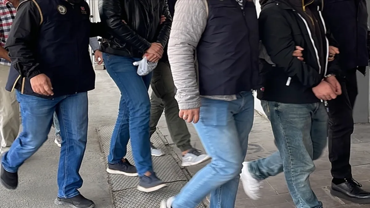 İzmir merkezli FETÖ operasyonunda 12 gözaltı haberinin görseli