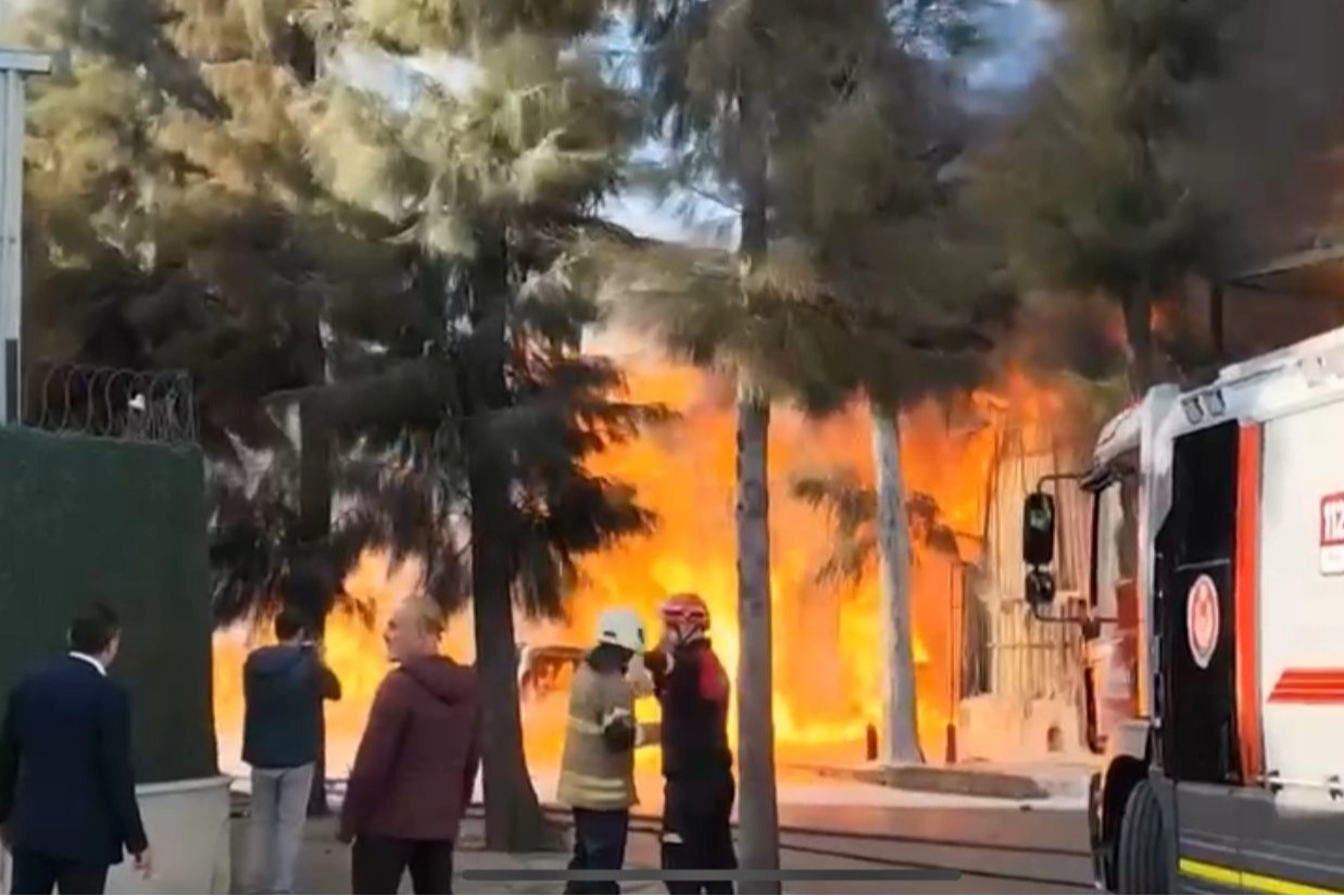 İzmir Çiğli'de kimya fabrikasında yangın! haberinin görseli