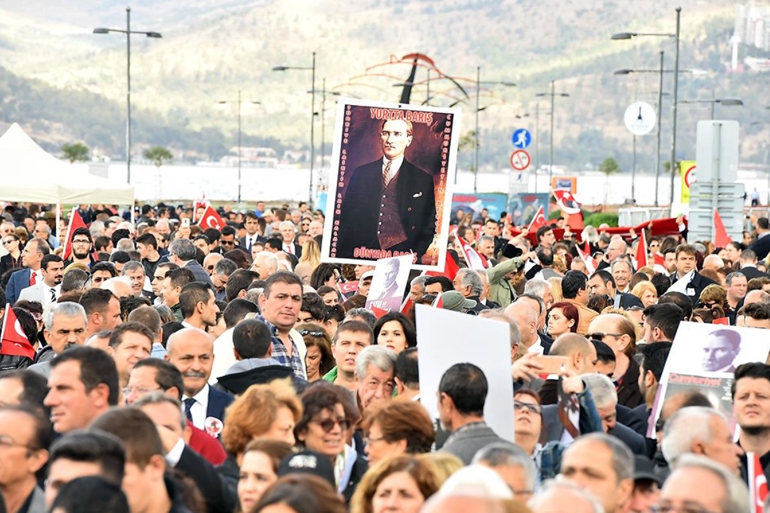 İzmirliler Atatürk'ü anmak için 350 metrelik dev posterle yürüyecek haberinin görseli