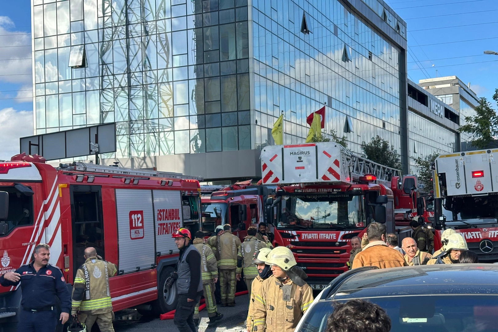 Özel okulda yangın paniği: Okulun dış cephesi alev alev yandı