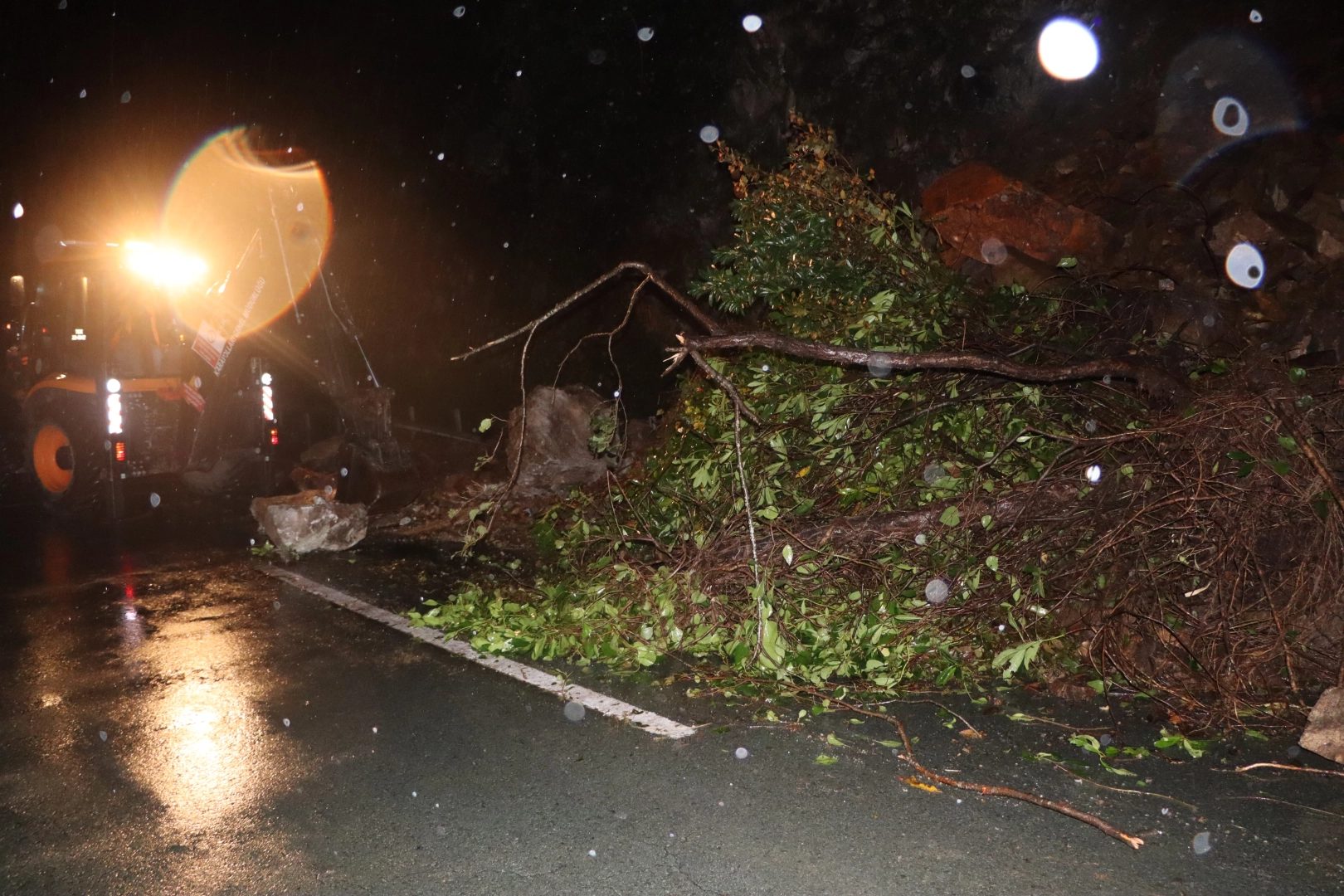 Rize’de heyelan: Karadeniz Sahil Yolu trafiğe kapatıldı