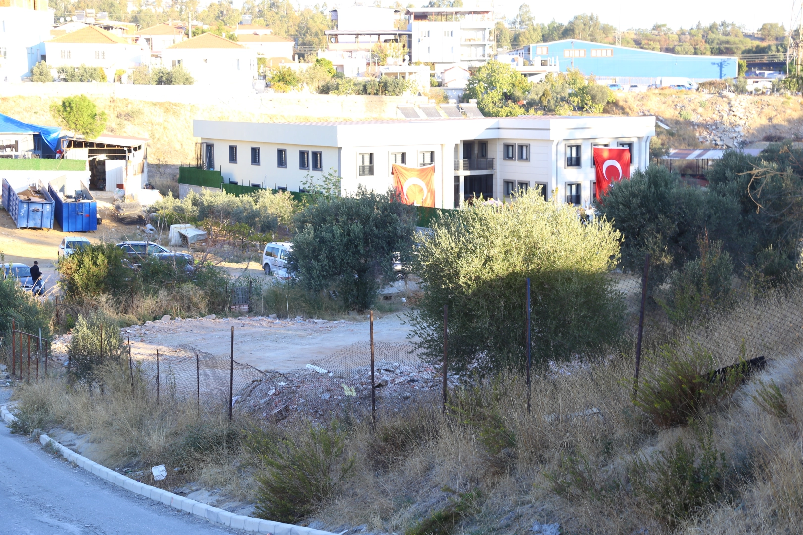 Karabağlar Belediyesi’nden Uzundere’deki kaçak yapının yıkımı hakkında açıklama haberinin görseli