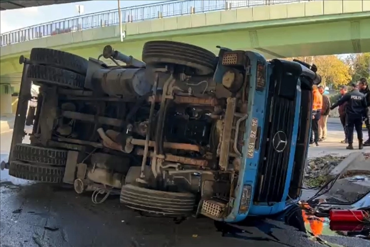 Kazalara davetiye çıkarıyor: Bakırköy'de üst geçide çarpan vinç devrildi