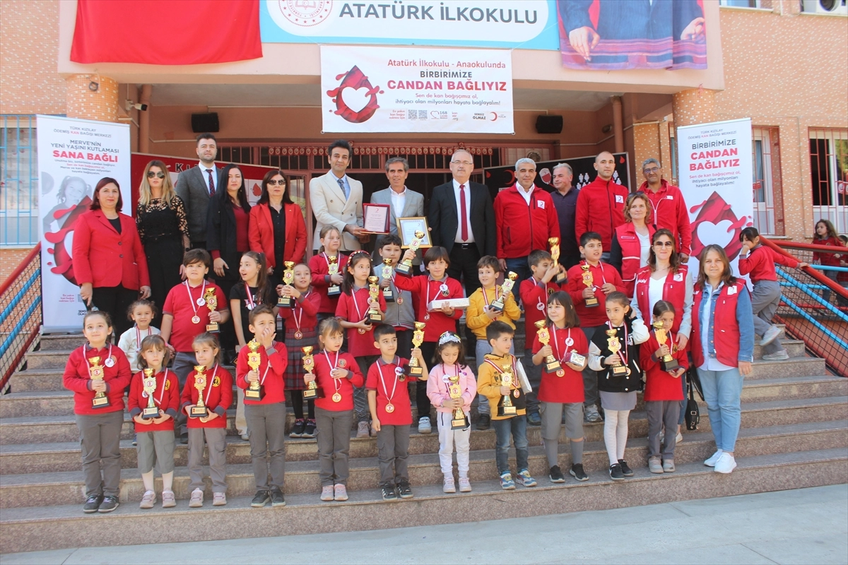 Ödemiş'te kan bağışı kampanyasında en fazla bağışçı getiren öğrencilere ödül verildi