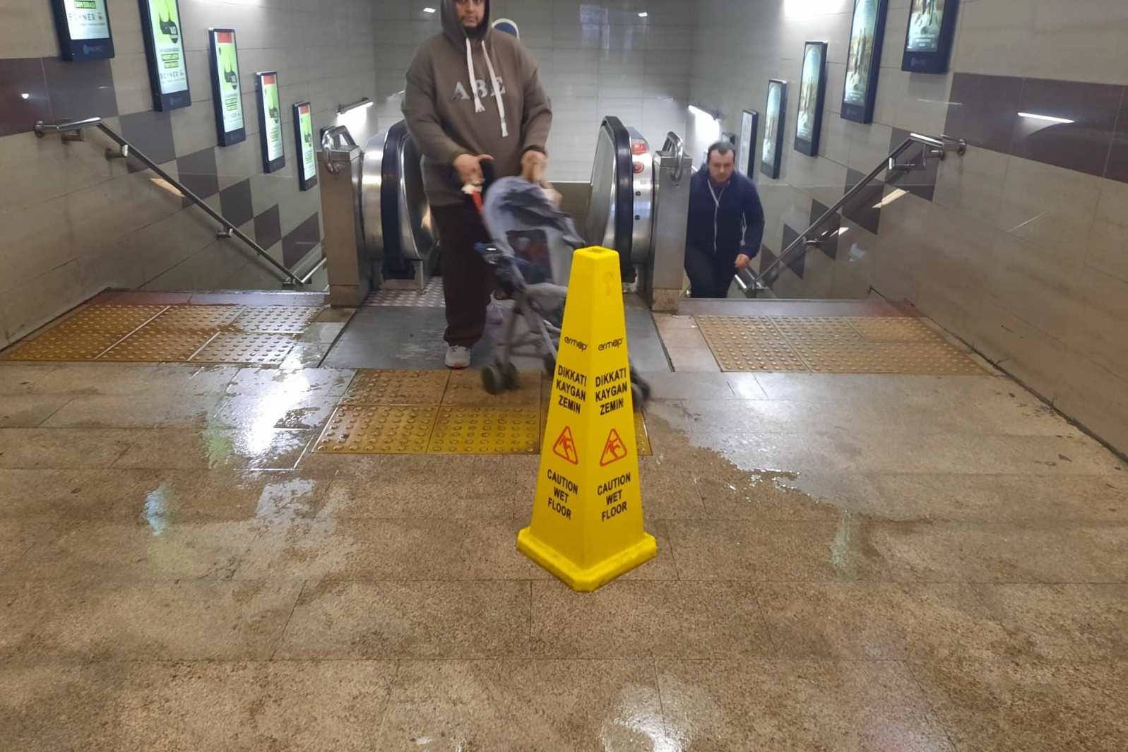 Taksim’de su borusu patladı: Metro sular altında kaldı