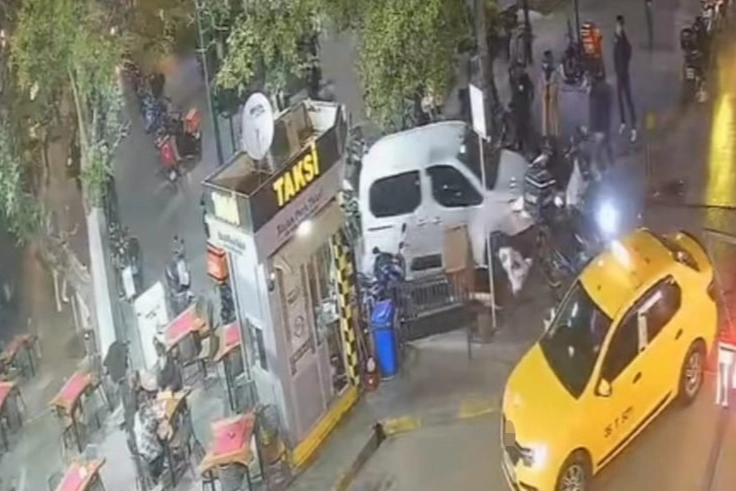 İzmir'de polisten kaçarken motosikletleri ezdi geçti