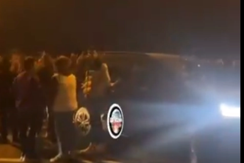 Yolu trafiğe kapattılar: Belediye başkanını istifaya davet ettiler! haberinin görseli