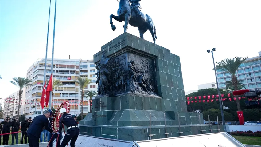 İzmir’de saat 9’u 5 geçe hayat durdu