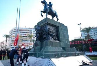 İzmir’de saat 9’u 5 geçe hayat durdu galerisinin önkapak görseli