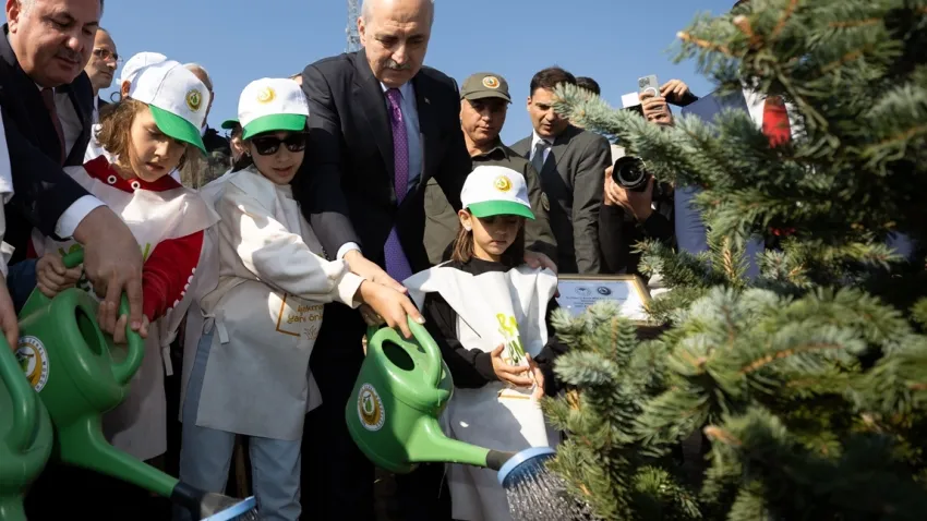 TBMM Başkanı Kurtulmuş, İzmir'de fidan dikti