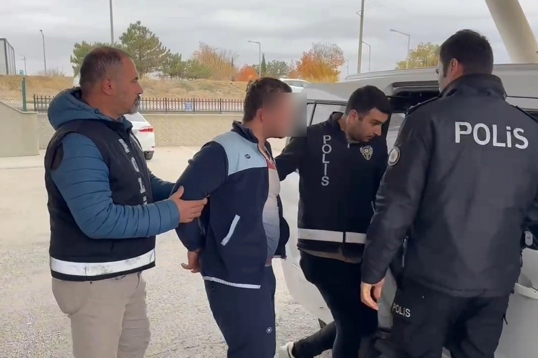 Annesini öldürüp, akrabalarını bıçaklayan 17 yaşındaki genç tutuklandı haberinin görseli