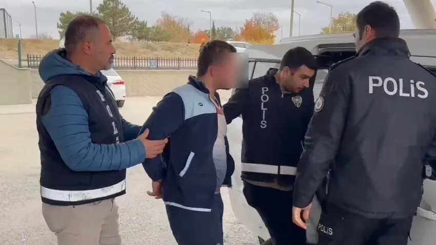 Annesini öldürüp, akrabalarını bıçaklayan 17 yaşındaki genç tutuklandı haberinin görseli