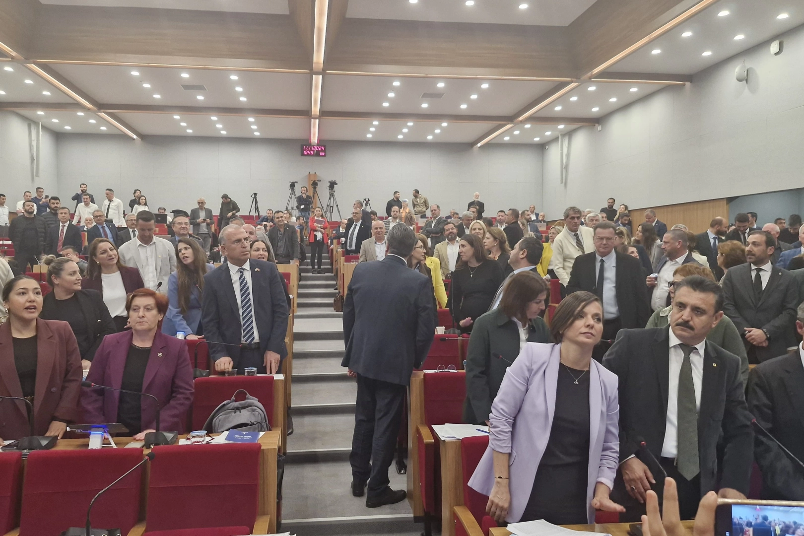 İzmir Büyükşehir Meclisi'nde Latif Aydemir’e protesto!