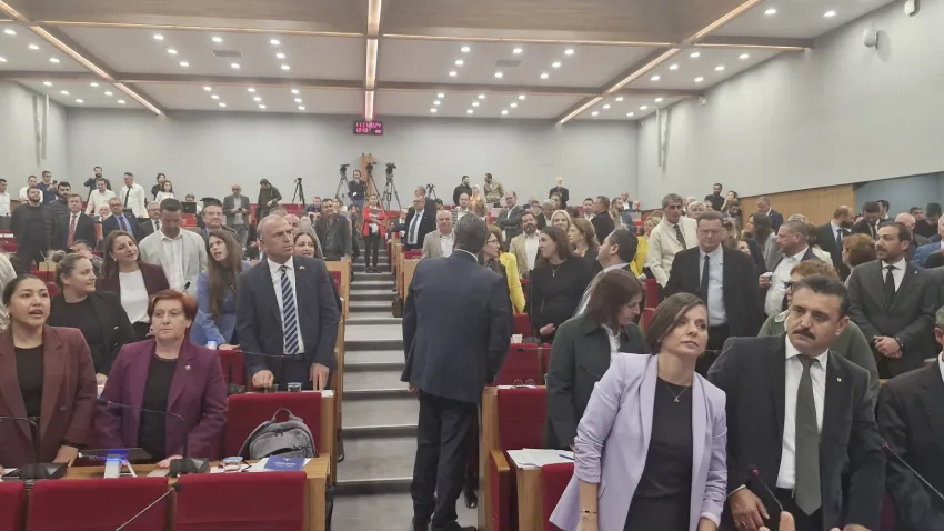 İzmir Büyükşehir Meclisi'nde Latif Aydemir’e protesto!