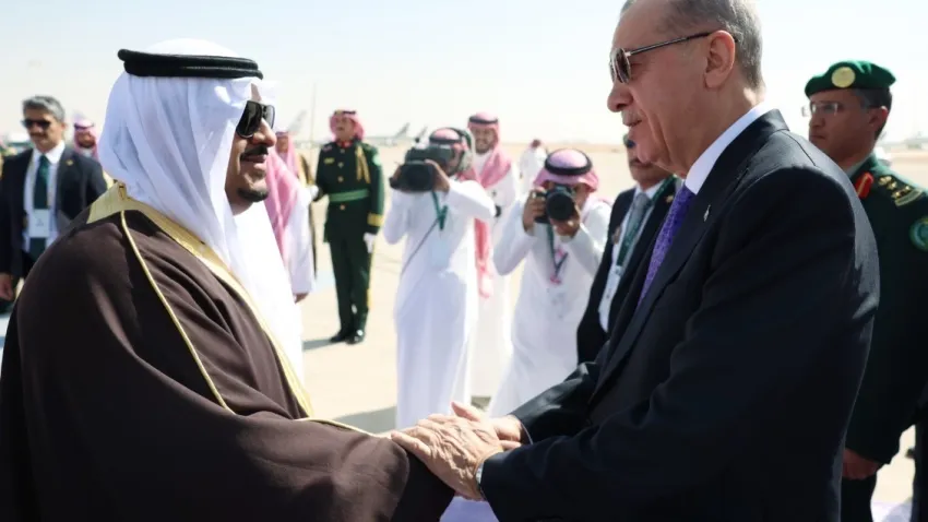 Cumhurbaşkanı Erdoğan, Suudi Arabistan'da resmi törenle karşılandı haberinin görseli