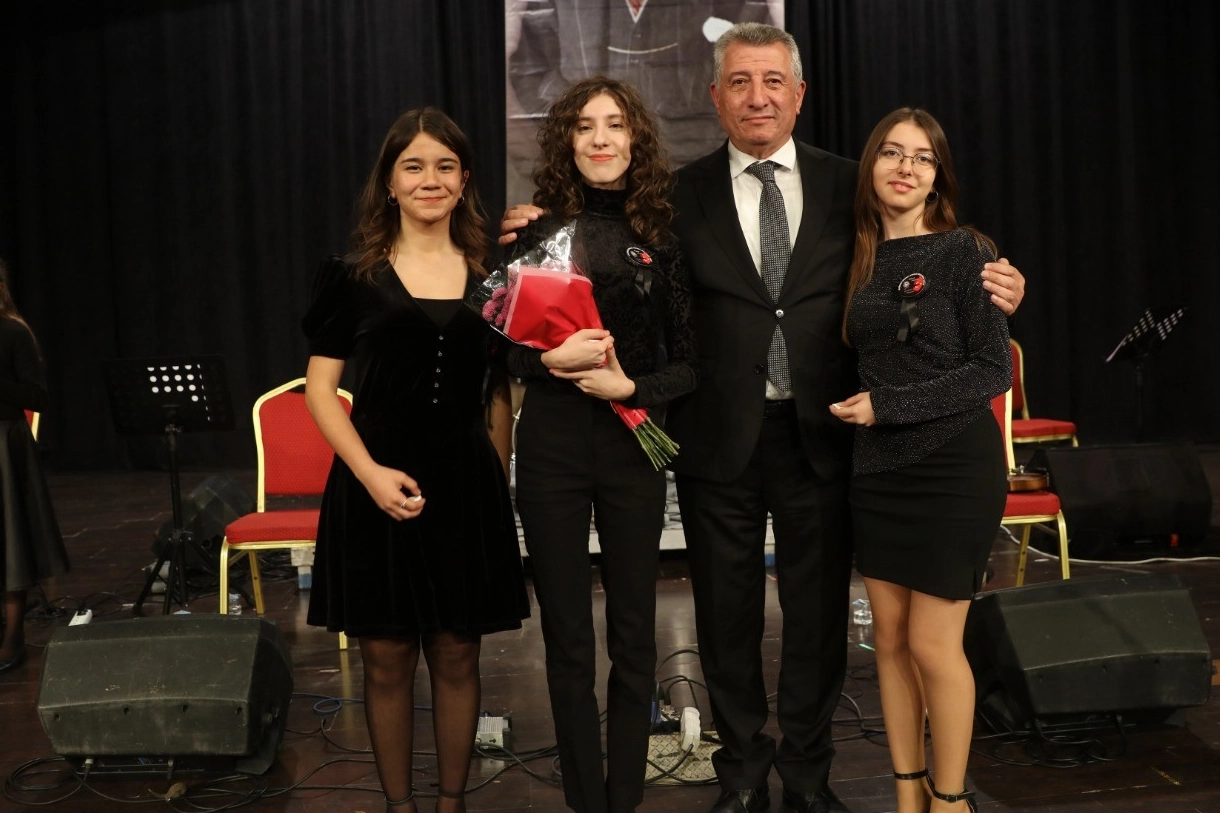 Güzelbahçe’de gençler Atatürk için şarkı ve türkü söyledi haberinin görseli