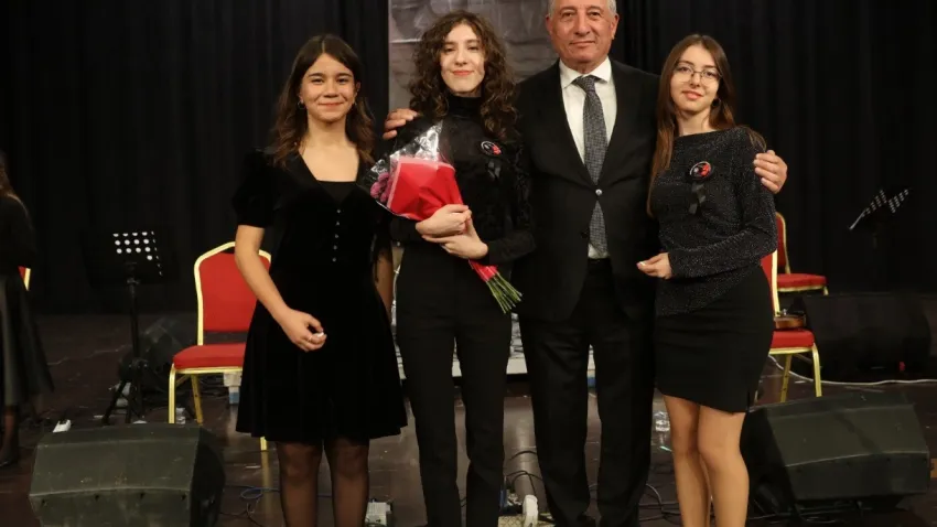 Güzelbahçe’de gençler Atatürk için şarkı ve türkü söyledi