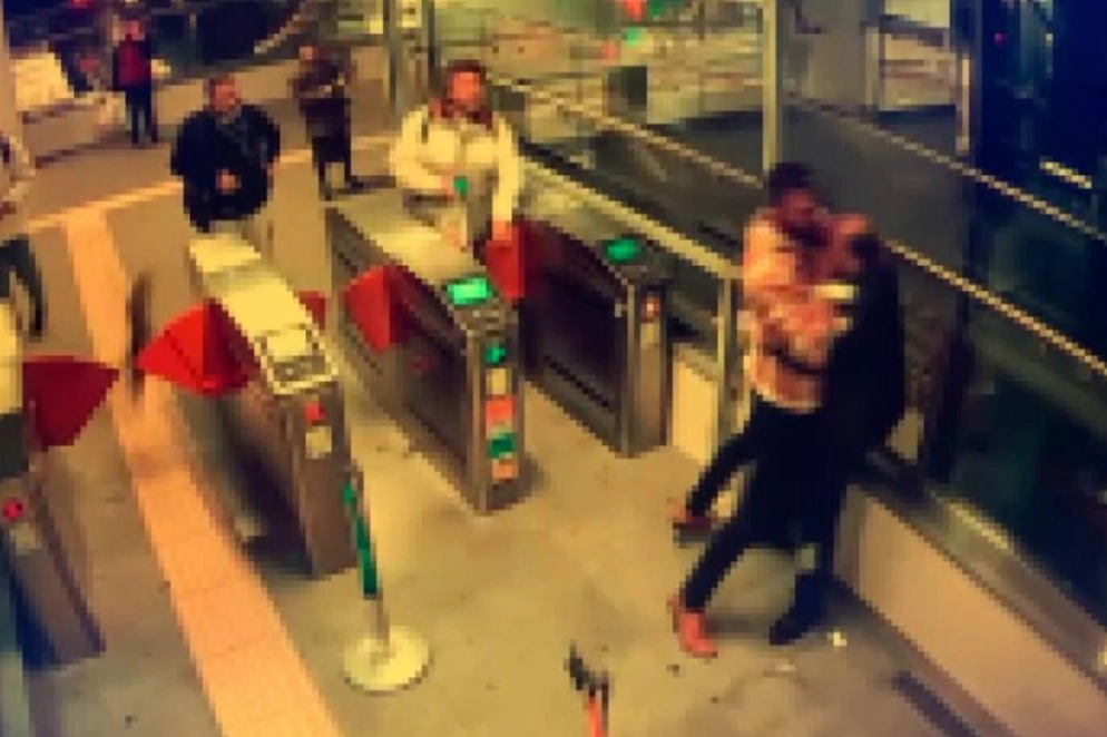 Kadıköy Marmaray'da güvenlik görevlisine saldıran zanlı silahla vuruldu haberinin görseli