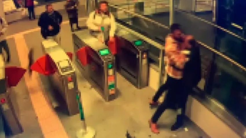 Kadıköy Marmaray'da güvenlik görevlisine saldıran zanlı silahla vuruldu haberinin görseli